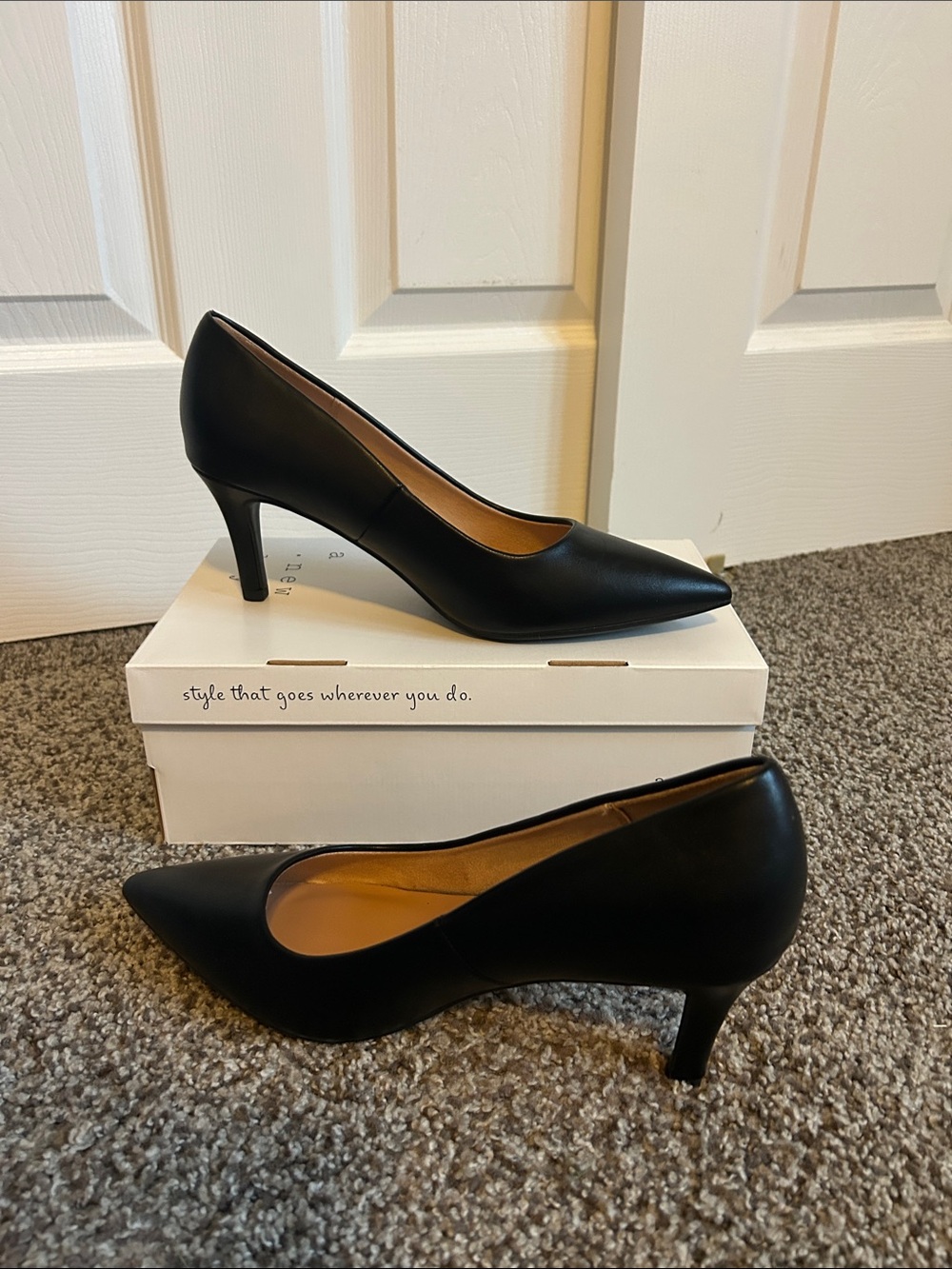 A new day black pointed-toe heal